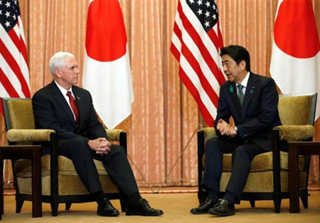 Thủ tướng Nhật Bản Shinzo Abe (bên phải) hội đàm với Phó Tổng thống Mỹ Mike Pence tại Tokyo, Nhật Bản, ngày 18/4.
